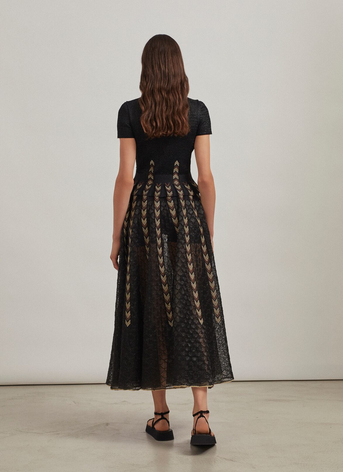 Short-sleeved raffia sweater
 ALAÏA BLACK/GOLD SHORT-SLEEVED RAFFIA SWEATER
